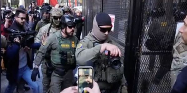 अमेरिका के उत्तरी कैरोलिना राज्य के मैक्लेनबर्ग काउंटी के शहर चार्लोट में संघीय आव्रजन एजेंट। फोटो - सीबीएस न्यूज अमेरिका के उत्तरी कैरोलिना राज्य के मैक्लेनबर्ग काउंटी के शहर चार्लोट में संघीय आव्रजन एजेंट। फोटो - सीबीएस न्यूज