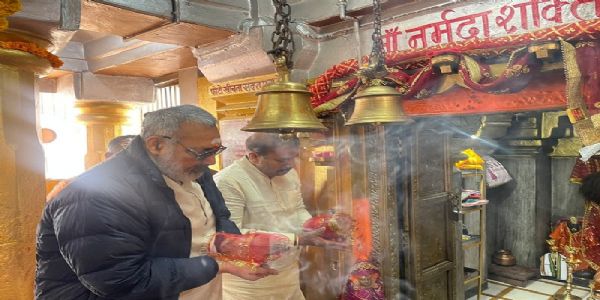 गिरिराज सिंह ने मां नर्मदा की पूजा अर्चना की गिरिराज सिंह ने मां नर्मदा की पूजा अर्चना की