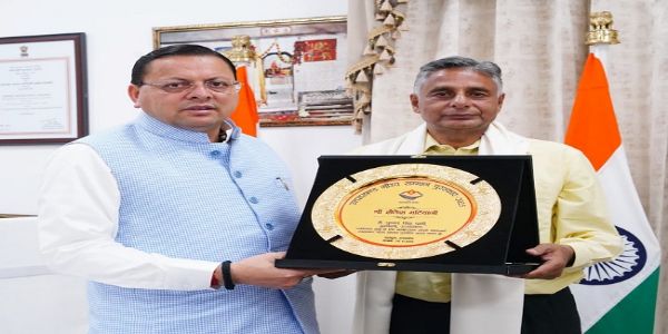 मुख्यमंत्री धामी शैलेश मटियानी के पुत्र राकेश मटियानी को सम्मान सौंपते हुए। मुख्यमंत्री धामी शैलेश मटियानी के पुत्र राकेश मटियानी को सम्मान सौंपते हुए।