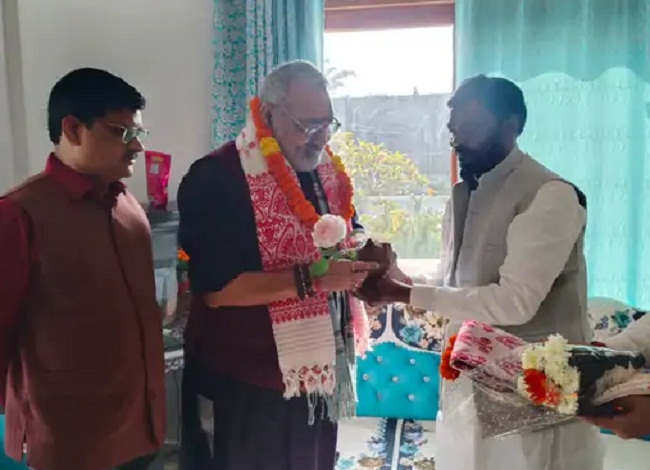 डिंडौरी में भाजपा विधायक ओमप्रकाश धुर्वे के आवास पर पहुंचे गिरिराज सिंह डिंडौरी में भाजपा विधायक ओमप्रकाश धुर्वे के आवास पर पहुंचे गिरिराज सिंह