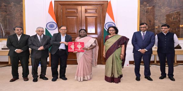 16वें वित्त आयोग के अध्यक्ष डॉ. अरविंद पनगढ़िया सोमवार को राष्ट्रपति द्रौपदी मुर्मु से भेंट कर उन्हें 2026–31 की अवधि के लिए आयोग की अनुशंसाओं वाली रिपोर्ट भेंट करते हुए 16वें वित्त आयोग के अध्यक्ष डॉ. अरविंद पनगढ़िया सोमवार को राष्ट्रपति द्रौपदी मुर्मु से भेंट कर उन्हें 2026–31 की अवधि के लिए आयोग की अनुशंसाओं वाली रिपोर्ट भेंट करते हुए