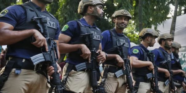 ढाका और आसपास के जिलों में अंतरिम सरकार ने पुलिस के अलावा बॉर्डर गार्ड बांग्लादेश और सेना को भी उतार दिया है। सचिवालय और न्यायाधिकरण क्षेत्र समेत प्रमुख सरकारी दफ्तरों में अतिरिक्त जांच नाका बनाए गए हैं। फोटो - ढाका ट्रिब्यून ढाका और आसपास के जिलों में अंतरिम सरकार ने पुलिस के अलावा बॉर्डर गार्ड बांग्लादेश और सेना को भी उतार दिया है। सचिवालय और न्यायाधिकरण क्षेत्र समेत प्रमुख सरकारी दफ्तरों में अतिरिक्त जांच नाका बनाए गए हैं। फोटो - ढाका ट्रिब्यून