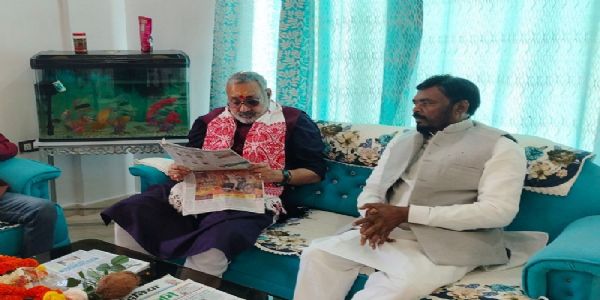 डिंडौरी में भाजपा विधायक ओमप्रकाश धुर्वे के आवास पर पहुंचे गिरिराज सिंह डिंडौरी में भाजपा विधायक ओमप्रकाश धुर्वे के आवास पर पहुंचे गिरिराज सिंह