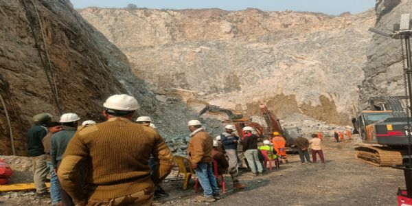 खदान जहां पर राहत कार्य में जुटे एनडीआरएफ एसडीआरएफ की टीम खदान जहां पर राहत कार्य में जुटे एनडीआरएफ एसडीआरएफ की टीम