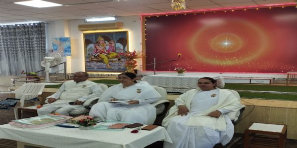 प्रेस वार्ता को संबोधित करती राधा बहन प्रेस वार्ता को संबोधित करती राधा बहन