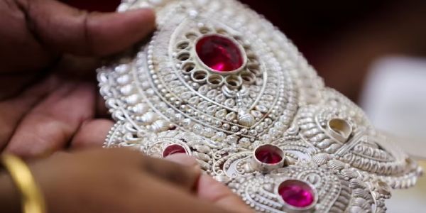 ‘प्लैटिनम’ आभूषणों का प्रतीकात्मक चित्र ‘प्लैटिनम’ आभूषणों का प्रतीकात्मक चित्र