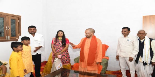 दीपक सिंह के घर मांगलिक कार्यक्रम में पहुंचे मुख्यमंत्री योगी, बहन को दिया आशीर्वाद