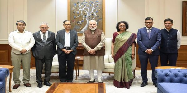 डॉ. पनगढ़िया के नेतृत्व में 16वें वित्त आयोग के सदस्यों ने प्रधानमंत्री से की मुलाकात