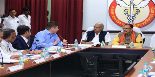 स्वास्थ्य मंत्री ने पंडित नेहरू चिकित्सा महाविद्यालय और डीकेएस अस्पताल के स्वशासी समिति के सामान्य सभा की ली बैठक, कई महत्वपूर्ण निर्णय