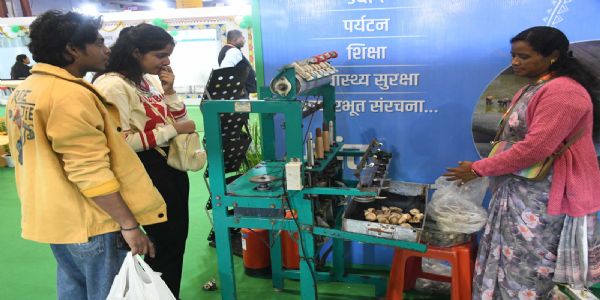 झारखंड पविलियन में महिलाओं के निर्मित उत्पाद बन रहे आकर्षण का केंद्र