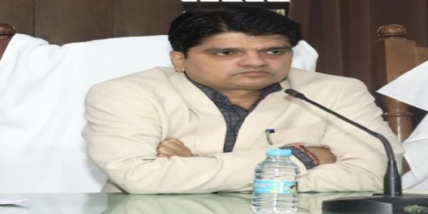 जिला प्रशासन के अधिकारियों काे निर्देश - ठंड में सड़क पर न सोए कोई , बनाएं रैन बसेरे