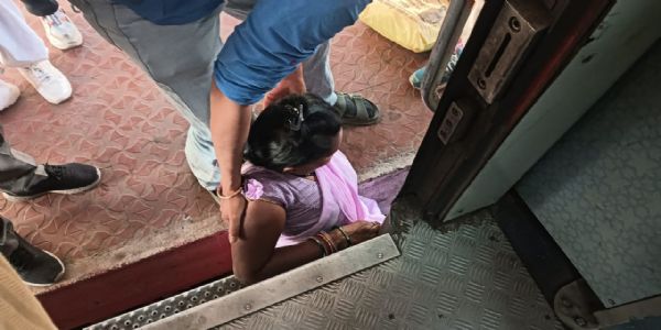 अनूपपुर: ट्रेन से उतरने के दौरान प्लेटफॉर्म और ट्रेन के बीच फंसी महिला