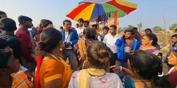 सामूहिक शादी का कवरेज करने गए दो यूटूबर की पिटाई