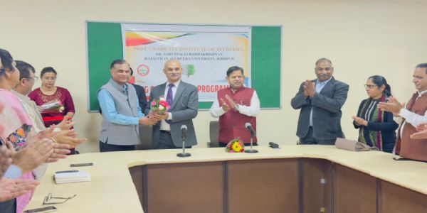 आयुर्वेद विश्व विद्यालय : स्वास्थ्य सेवा का एक मजबूत स्तंभ: प्रो. प्रजापति