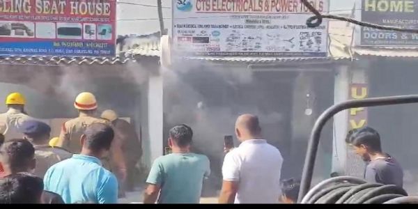 आग लगने से तीन दुकानें जलकर राख