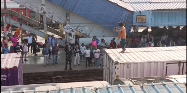 नशे में युवक मालगाडी के ऊपर चढ़ा, जमकर मचाया उत्पात