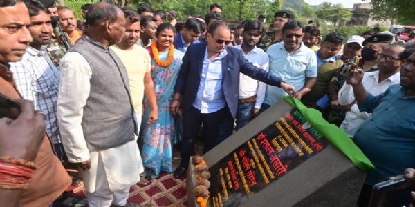 मंत्री ने किया सड़क निर्माण कार्य का शिलान्यास