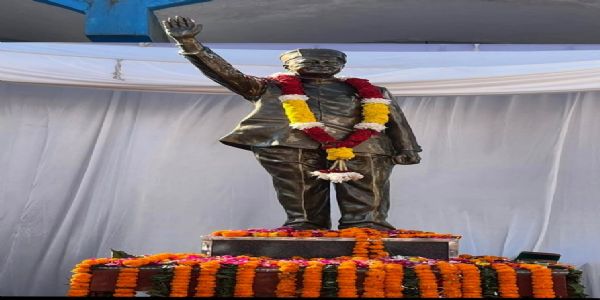 शिमला के रोहड़ू में पूर्व मुख्यमंत्री स्वर्गीय वीरभद्र सिंह की प्रतिमा का अनावरण