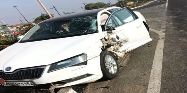 राजगढ़ः कंटेनर ने सीएमओ की खड़ी कार को मारी टक्कर, वाहन क्षतिग्रस्त