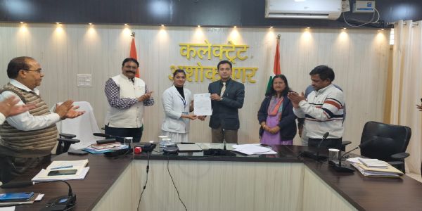 अशोकनगर: अस्पताल में नर्स ने मरीज को ड्रिंक करने पर रोका, कलेक्टर ने दिया प्रशंसा पत्र