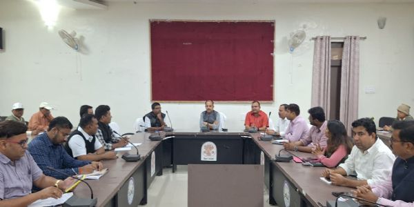 जिलास्तरीय सभी पदाधिकारियों के साथ जिलाधकारी की समीक्षात्मक बैठक आयोजित