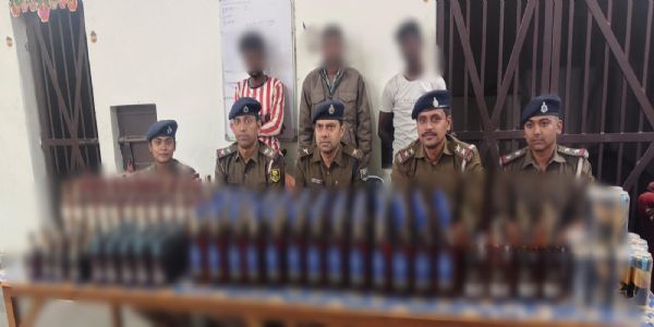 पुलिस ने 122 लीटर विदेशी शराब के साथ तीन तस्कर को किया गिरफ्तार