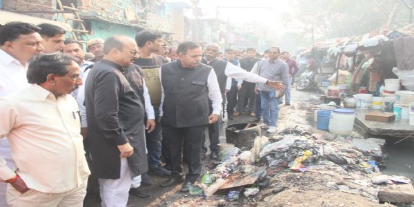 मंत्री आशीष सूद ने पंजाबी बाग क्षेत्र में स्वच्छता और कूड़ा प्रबंधन की व्यवस्था का किया निरीक्षण