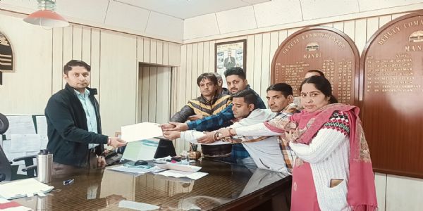 दलितों पर हुए अत्याचारों के विरोध में शोषण मुक्ति मंच का धरना प्रदर्शन