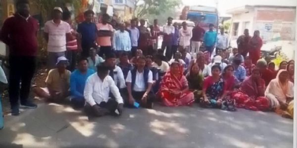 घाटाल में सांसद देव के आश्वासन पर नहीं हुआ काम, नाराज़ ग्रामीणों ने किया पथावरोध