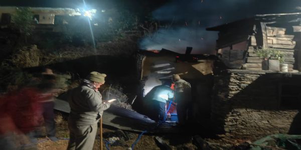 डुंडा के बैजकोट में आवासीय भवन आगजनी से जलकर राख