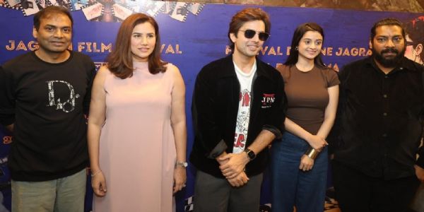 एशियन प्रीमियर पर 'आर्यभट्ट का जीरो' को जबरदस्त रिस्पॉन्स, पूरी टीम को मिला स्टैंडिंग ओवेशन