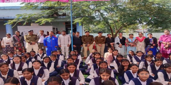 सिवनीः ऑपरेशन मुस्कान के तहत पुलिस अधीक्षक ने छात्रों से की जागरूकता चर्चा