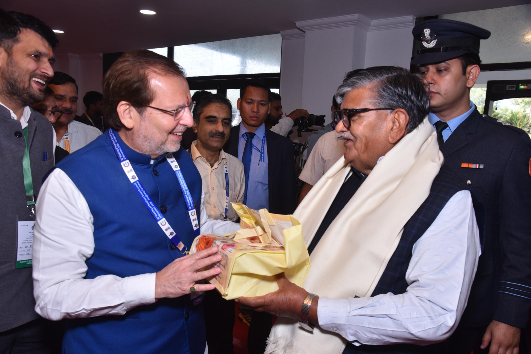 हिमाचल के मुख्यमंत्री सुखविंद्र सुक्खू को जलेबी भेंट करते हरियाणा के पर्यटन मंत्री अरविंद शर्मा हिमाचल के मुख्यमंत्री सुखविंद्र सुक्खू को जलेबी भेंट करते हरियाणा के पर्यटन मंत्री अरविंद शर्मा