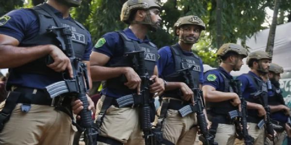 बांग्लादेश की राजधानी में सुरक्षा के अभूतपूर्व इंतजाम किए गए हैं। फोटो - ढाका ट्रिब्यून बांग्लादेश की राजधानी में सुरक्षा के अभूतपूर्व इंतजाम किए गए हैं। फोटो - ढाका ट्रिब्यून