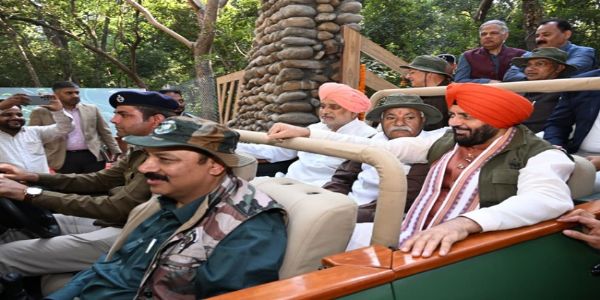 हरियाणा के मुख्यमंत्री नायब सैनी कलेसर वन का निरीक्षण करते हुए