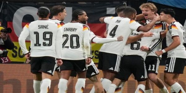 मैच जीतने के बाद खुशी मनाते जर्मनी के खिलाड़ी मैच जीतने के बाद खुशी मनाते जर्मनी के खिलाड़ी