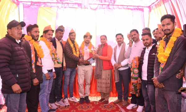 कैबिनेट मंत्री रेखा आर्या ने मंगलवार को सोमेश्वर विधानसभा क्षेत्र के बेह गागिल गांव और बिमौला गांव में आयोजित जन मिलन कार्यक्रमों में जनता की समस्याओं और को सुना।