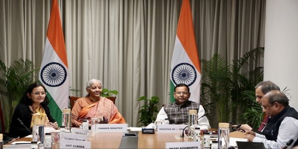 विनिर्माण क्षेत्र के विशेषज्ञों और स्टार्ट-अप्स के प्रतिनिधियों के साथ बैठक करते सीतारमण विनिर्माण क्षेत्र के विशेषज्ञों और स्टार्ट-अप्स के प्रतिनिधियों के साथ बैठक करते सीतारमण