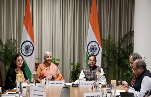 विनिर्माण क्षेत्र के विशेषज्ञों और स्टार्ट-अप्स के प्रतिनिधियों के साथ बैठक करते सीतारमण