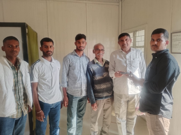 ईमानदारी की मिसाल: डिमार्ट में मिला पुलिसकर्मी का खोया फोन चार प्रतियोगी छात्रों ने लौटाया