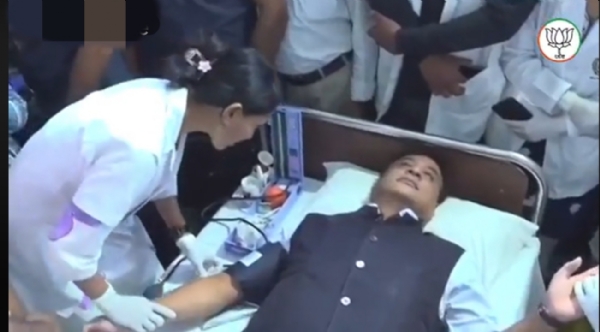 जुबीन गर्ग के जन्मदिन पर गुवाहाटी में रक्तदान करते असम के मुख्यमंत्री डॉ हिमंत बिस्व सरमा।