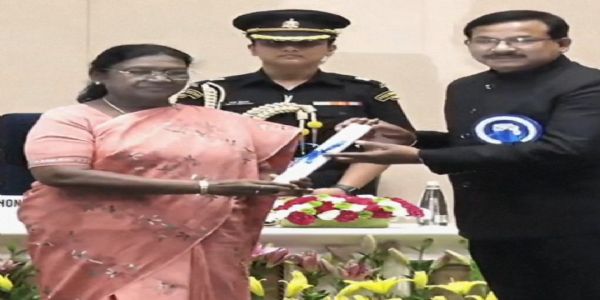 राष्ट्रपति द्रौपदी मुर्मू ने जल संरक्षण व प्रबंधन के लिए जालौन के डीएम काे दिया 2 करोड़ रुपए का पुरस्कार