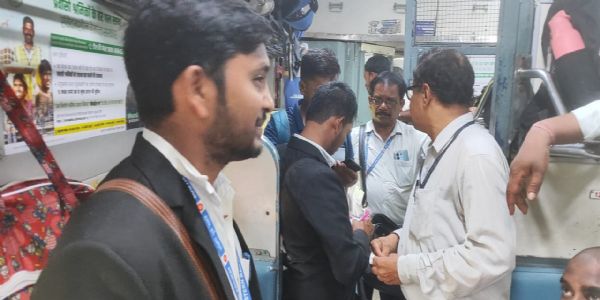 खड़गपुर में विशेष टिकट जांच अभियान, 65 यात्री पकड़े गए