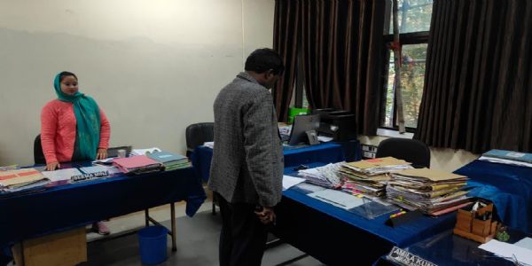 डीसी ने सामान्य शाखा कार्यालय का किया औचक निरीक्षण, लिपिक को शो-कॉज जारी