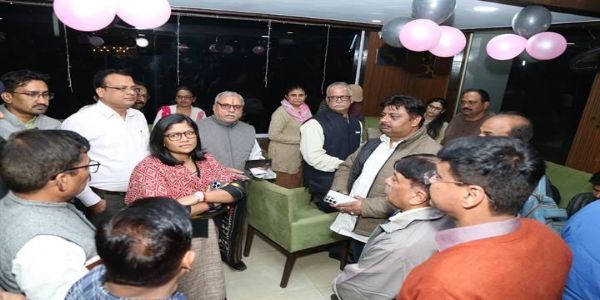 ग्वालियरः मतदाता चौपाल व शिविर लगाकर भरवाए जा रहे हैं मतदाताओं के फॉर्म