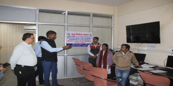 औरैया : मतदाताओं की सुविधा के लिए कंट्रोल रूम और तहसील वार हेल्प डेस्क स्थापित