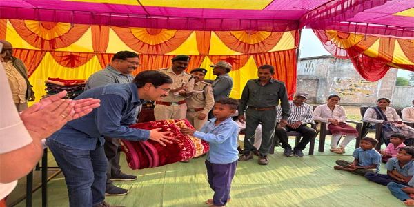 सिवनीः पेंच टाइगर रिज़र्व के बफर ग्रामों में ज़रूरतमंदों को कंबल वितरण, कुल 3,376 लोग हुए लाभान्वित
