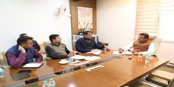 परियोजनाओं का नियमित फॉलोअप करें और समयसीमा में उच्च गुणवत्ता के साथ कार्य करें पूर्ण: उप मुख्यमंत्री शुक्ल