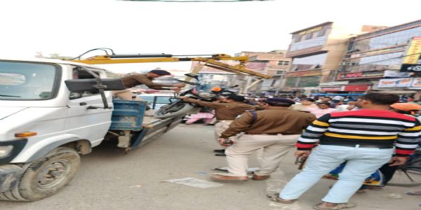 अवैध पार्किंग और मोटर वाहन अधिनियम का उल्लंघन करने वालों पर सारण पुलिस का शिकंजा, 21 वाहन जब्त