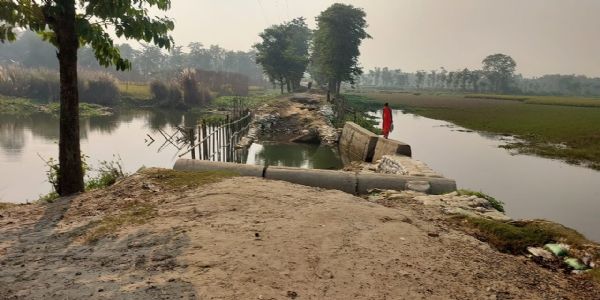 फारबिसगंज के अमहरा से रंगदाहा जाने वाली सड़क पर स्थित कॉजवे पुल धराशाई